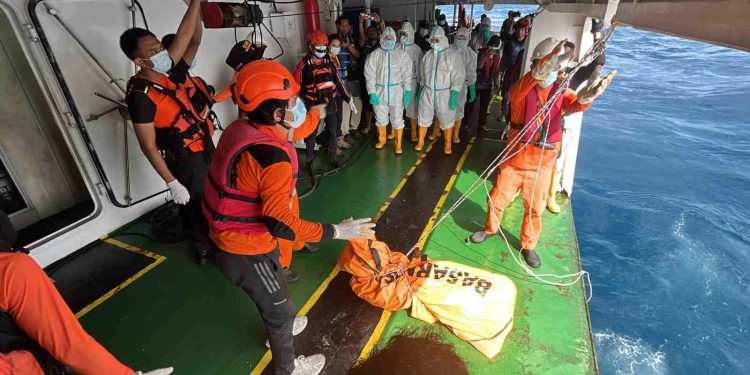 Tim Penyelam Basarnas Temukan Dua Korban KM Virgo Transport 8 di Dalam Bangkai Kapal