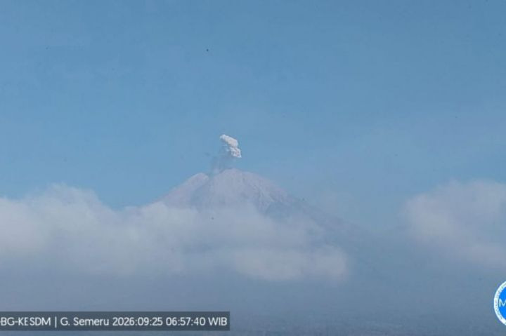 Semeru Erupsi Dua Kali, Kolom Letusan 700 Meter di Atas Puncak