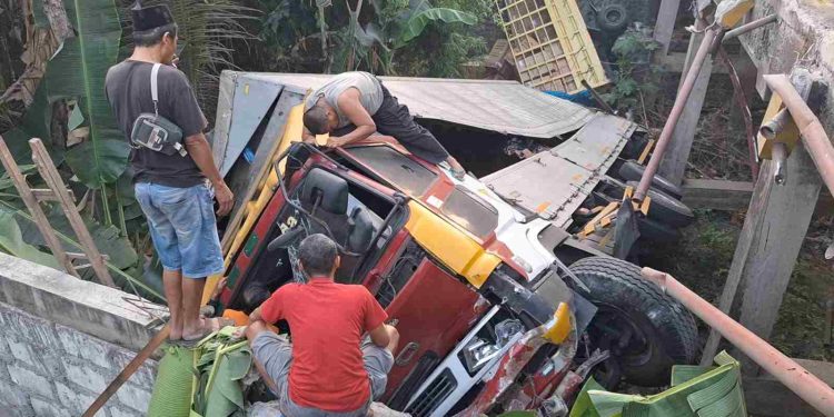 Dua Truk Tabrakan di Jembatan Ngawi, Terjun ke Sungai Sedalam 15 Meter