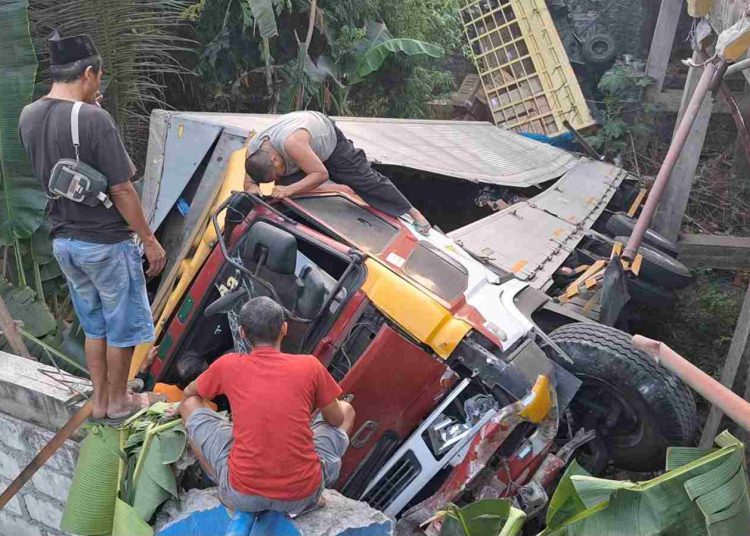 Dua Truk Tabrakan di Jembatan Ngawi, Terjun ke Sungai Sedalam 15 Meter