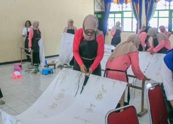 PIIAD Wonogiri Dorong Perempuan Lestarikan Batik Lewat Pelatihan Membatik