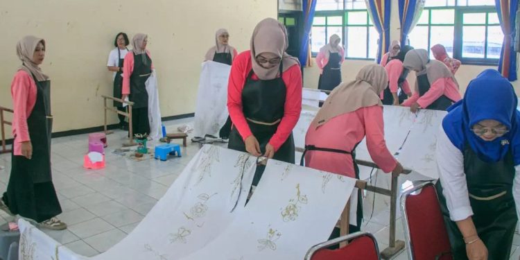 PIIAD Wonogiri Dorong Perempuan Lestarikan Batik Lewat Pelatihan Membatik