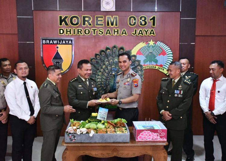 Datang Bawa Kejutan, Kapolres Madiun Kota Tegaskan Soliditas TNI-Polri