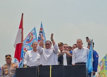 DPR Sahkan UU Perlindungan Ketenagakerjaan, Dasco Turun Temui Buruh di Gerbang Parlemen