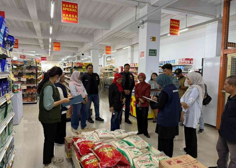 Polres Madiun Cek Harga Beras di Ritel, Stok Gudang Bulog Jeruk Gulung Capai 8.000 Ton