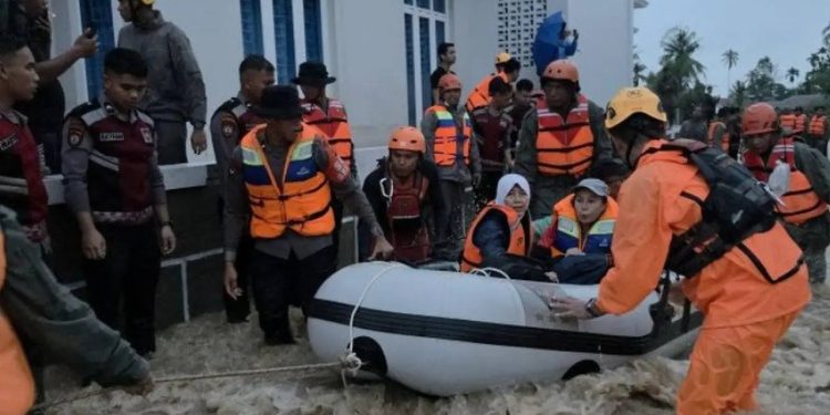 Banjir Terjang Sejumlah Wilayah di Padang, Warga Dievakuasi ke Tempat Aman