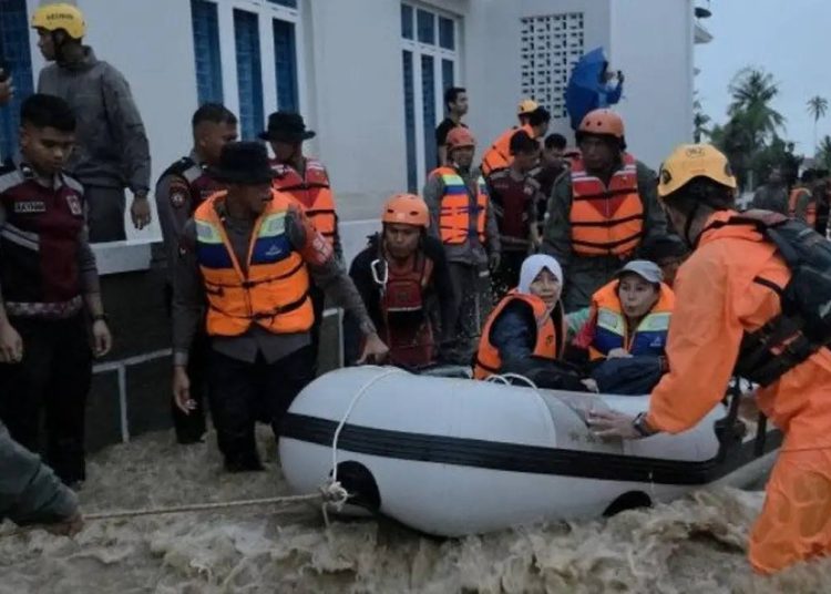 Banjir Terjang Sejumlah Wilayah di Padang, Warga Dievakuasi ke Tempat Aman