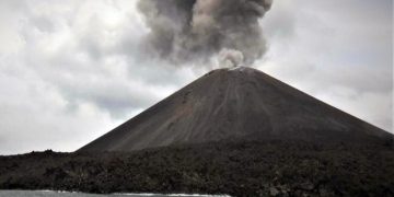 Gunung Anak Krakatau Erupsi Tiga Kali, Kolom Abu Tertinggi Capai 500 Meter