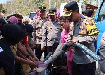 HUT Humas Polri ke-75, Polres Wonogiri Salurkan 20.000 Liter Air Bersih untuk Warga Bendokerep