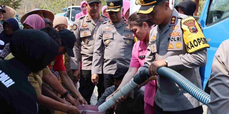 HUT Humas Polri ke-75, Polres Wonogiri Salurkan 20.000 Liter Air Bersih untuk Warga Bendokerep