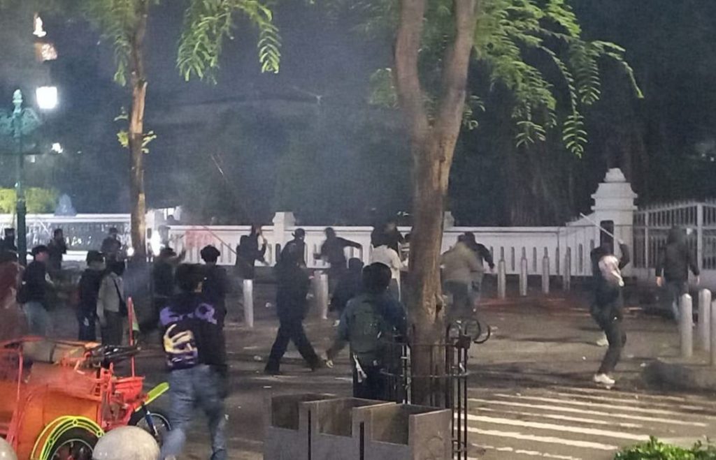 Kericuhan Pecah di Depan DPRD DIY, Massa Berpakaian Hitam Bentrok dengan Polisi