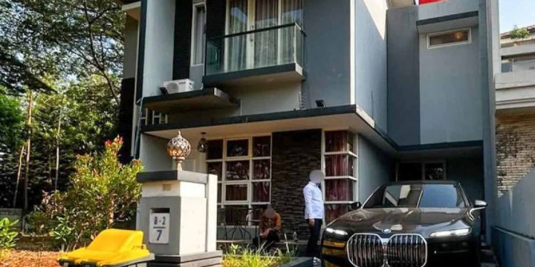 KPK Periksa Suami Fadia Arafiq soal Dugaan TPPU, Mobil Disita dari Rumah di Semarang